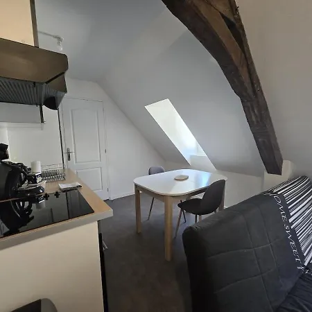 5 Charme & Espace Au Coeur D'ernee Apartament